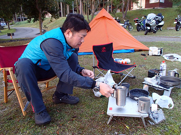 コーヒーを入れるダンディさん